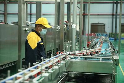 「進(jìn)園區(qū)&middot;看工業(yè)」水城經(jīng)開區(qū)貴州初好公司:做足研發(fā)功夫 刺梨加工產(chǎn)品差異化搶占市場